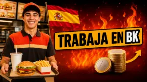 Joven trabajador de comida rápida sosteniendo una bandeja con hamburguesa, patatas y bebida, junto a un anuncio de empleo en España