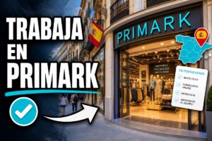 Imagen promocional de una oferta de trabajo en Primark en España, con la fachada de la tienda, la bandera española y elementos gráficos de postulación.